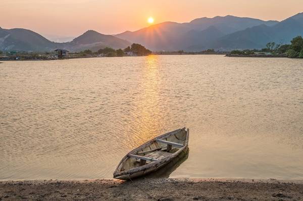 Hoàng hôn bình yên trên sông Quán Trường, làm nên bức tranh thủy mạc quyến rũ. Đó là nốt nhạc trầm trong bản hòa qua nhộn nhịp của mảnh đất du lịch này.